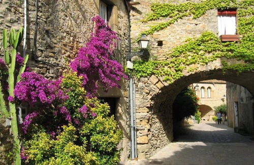 Peratallada Villa | Timeless stone villa with private pool and garden in Peratallada - near the sea.