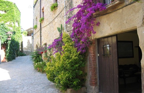 Peratallada Villa | Timeless stone villa with private pool and garden in Peratallada - near the sea.
