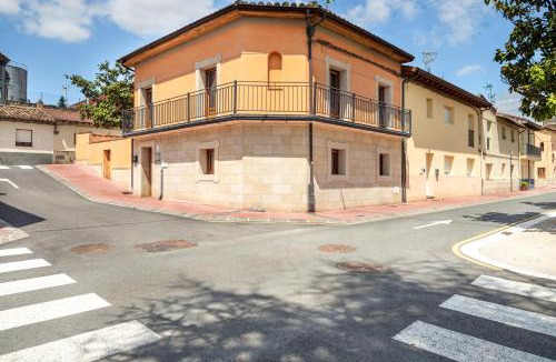 Elciego House | URIBE-ENEA Casa sola con amplio patio en Elciego con visita a bodega, siempre sujeta a disponibilidad