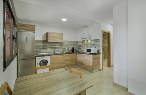 Cruce de Arinaga Apartment | Vacation Apartment 'Edificio Bentejui 1' with Wi-Fi and Air Conditioning