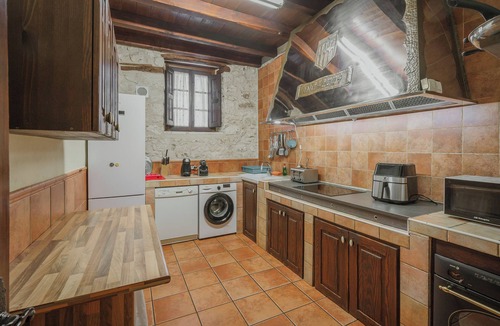 Calabazas de Fuentiduena House | Vacation Home "La Morada Del Cura" with Private Garden, Balcony & Wi-Fi