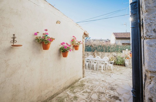 Calabazas de Fuentiduena House | Vacation Home "La Morada Del Cura" with Private Garden, Balcony & Wi-Fi