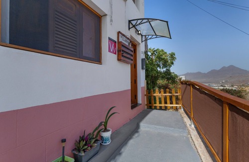 El Pinillo House | Vacation Home 'La Casa De Yakelin' with Mountain View, Private Terrace and Wi-Fi