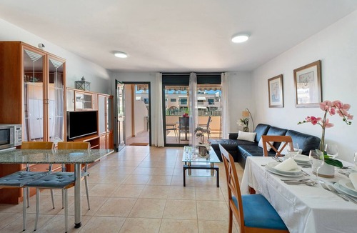 Arona Apartment | Vacation Apartment 'Apartamento Los Geranios' with Shared Pool, Private Terrace and Wi-Fi