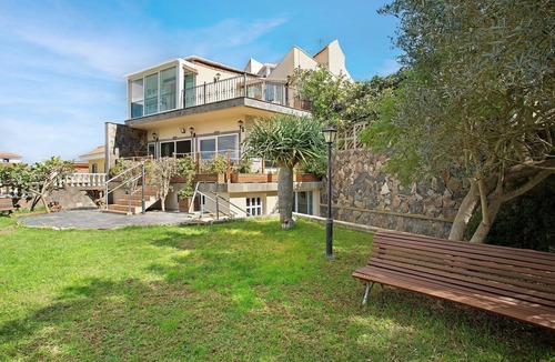 Teror Apartment | Vacation Apartment "Carmelo Y Carmela 5" with Shared Garden & Wi-Fi