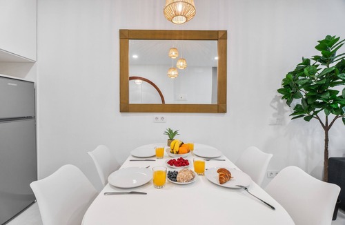 Cabo Blanco Apartment | Vacation Apartment 'Sunlit Modern Stay' with Balcony and Wi-Fi