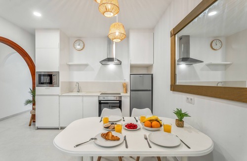 Cabo Blanco Apartment | Vacation Apartment 'Sunlit Modern Stay' with Balcony and Wi-Fi