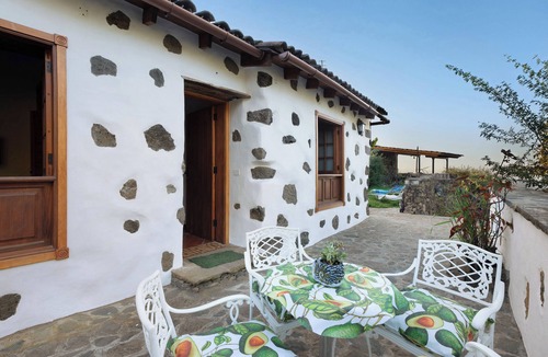 Las Rosas House | Vacation Home 'El Nogal' with Sea View, Private Terrace and Wi-Fi