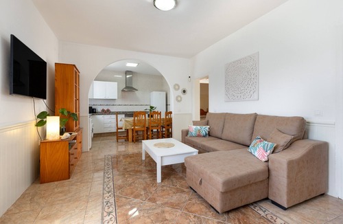Puerto de la Cruz House | Vacation Home 'Buganvilla' with Sea View and Wi-Fi