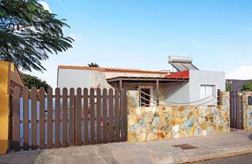 Tarajalejo House | Vacation Home 'Casa Chripa" with Wi-Fi, Garden and Terrace