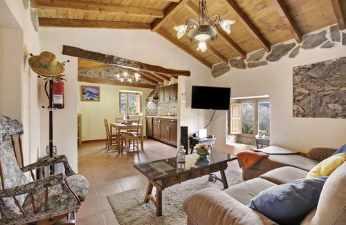 Vallehermoso Ski Chalet | Vacation Home 'Casa Rural La Presa' with Mountain View, Terraces & Wi-Fi