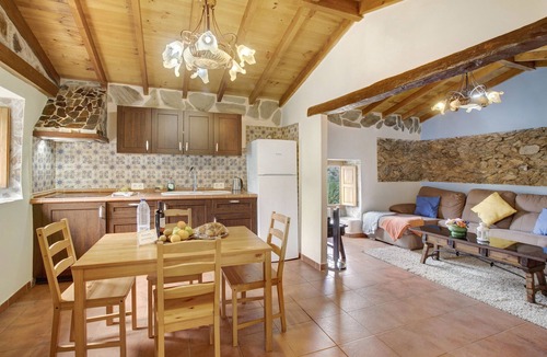 Vallehermoso Ski Chalet | Vacation Home 'Casa Rural La Presa' with Mountain View, Terraces & Wi-Fi
