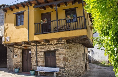 Villanueva de Valdueza House | Vacation Home "El Susurro" with Mountain View, Balcony & Wi-Fi