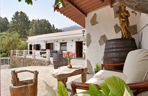 Icod de los Vinos House | Vacation Home 'Ca Luis' with Mountain View, Shared Terrace and Wi-Fi