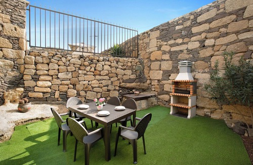 Villa de Arico House | Vacation Home "Villa Esperanza" with Mountain View, Private Terrace & Wi-Fi