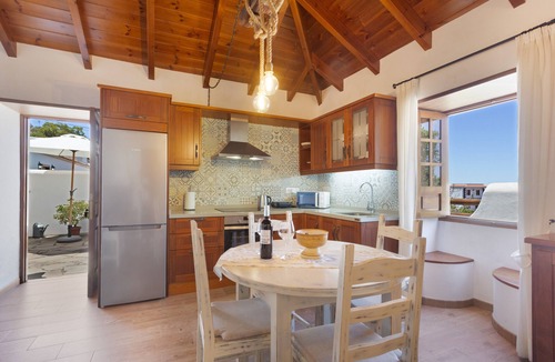 El Tanque House | Vacation Home 'Volcán 18' with Sea View, Private Terrace and Wi-Fi