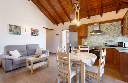 El Tanque House | Vacation Home 'Volcán 18' with Sea View, Private Terrace and Wi-Fi