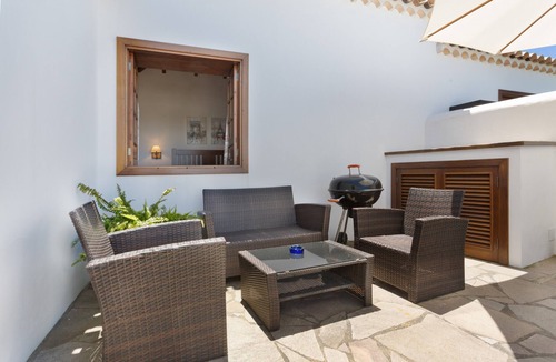 El Tanque House | Vacation Home 'Volcán 18' with Sea View, Private Terrace and Wi-Fi