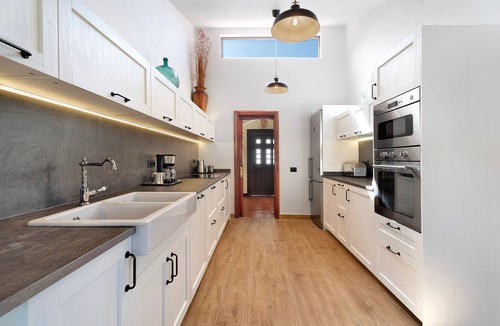 San Miguel de Abona Villa | Vacation Villa 'Esselle' with Mountain View, Wi-Fi and Air Conditioning