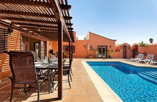 San Miguel de Abona Villa | Vacation Villa 'Esselle' with Mountain View, Wi-Fi and Air Conditioning