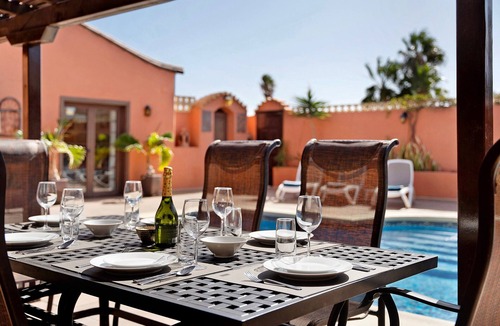 San Miguel de Abona Villa | Vacation Villa 'Esselle' with Mountain View, Wi-Fi and Air Conditioning