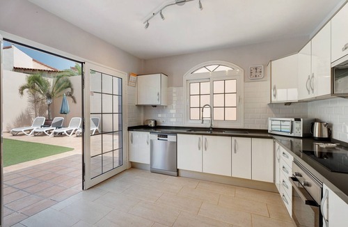 San Miguel de Abona Villa | Vacation Villa 'Jacaranda' with Mountain View, Wi-Fi and Air Conditioning