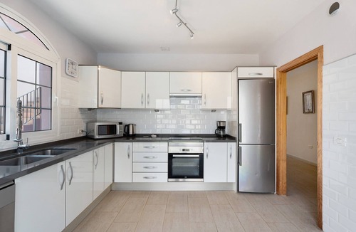 San Miguel de Abona Villa | Vacation Villa 'Jacaranda' with Mountain View, Wi-Fi and Air Conditioning