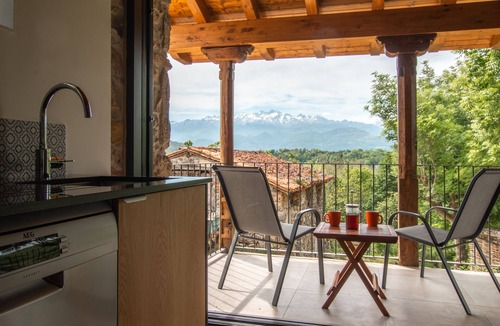 Santianes de Ola House | Views of the Picos de Europa in a house designed for all seasons