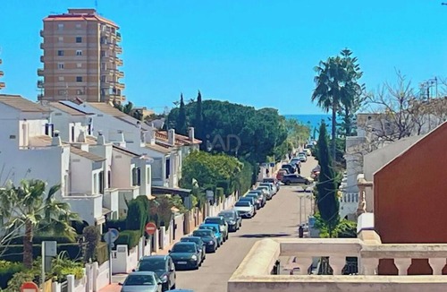 Oropesa del Mar Ski Chalet | VILLA 250 METERS FROM THE BEACH. 3-STORY HOUSE WITH 4 BEDROOMS AND A GARDEN