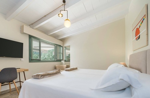 Esporles House | Villa #7- Life in middle of a vineyard, with a 600 Mb WIFI. Made for Nomads.