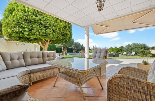 Elche Villa | Villa 'Bonavista' with Pool, Terrace, Balcony & Wi-Fi