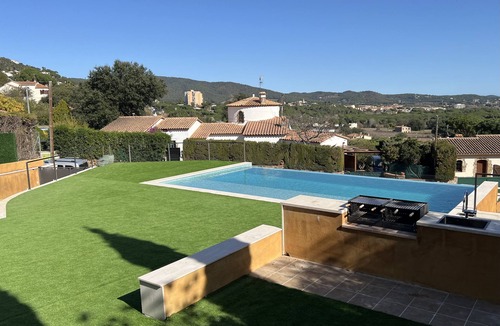 Calonge House | Villa Cabañas with infinity pool, gardens and barbecue in Calonge, Costa Brava