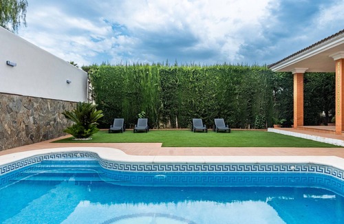 Bormujos Villa | Villa 'Candeleria Sol y Piscina' with Private Pool, Wi-Fi and Air Conditioning