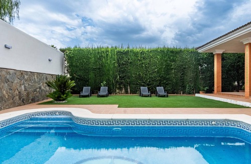 Bormujos Villa | Villa 'Candeleria Sol y Piscina' with Private Pool, Wi-Fi and Air Conditioning