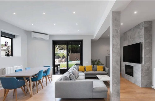 Castelldefels Villa | Villa cerca de Playa Castelldefels with Mountain View, Pool, Garden, Terrace, A/C & Wi-Fi