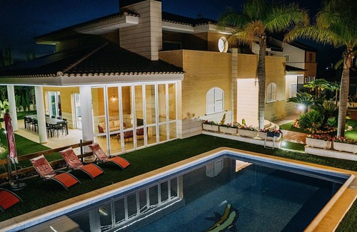 Playa de Almarda Ski Chalet | Villa de Lujo de 7 Hab. 470 M2.con Piscina. Parcela de 1,000 m2. Playa Corinto