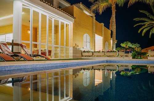 Playa de Almarda Ski Chalet | Villa de Lujo de 7 Hab. 470 M2.con Piscina. Parcela de 1,000 m2. Playa Corinto