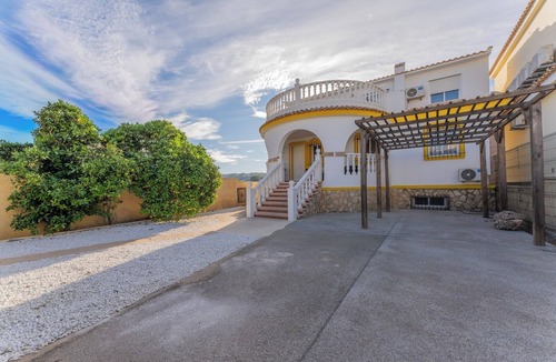 Gran Alacant Ski Chalet | Villa Dr.Alejandro Iglesias