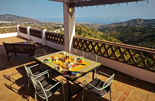 Torrox Villa | Villa 'El Regalo' with Stunning Views, Pool, Garden & Wi-Fi