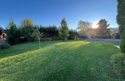 El Rasillo de Cameros Villa | Villa in the mountains in front of a lake.