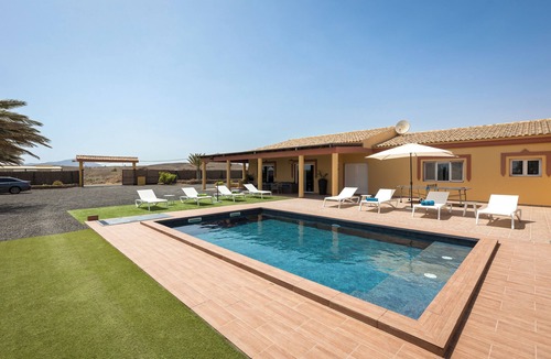 Tuineje Villa | VILLA OLIVA swimming pool with hydro-massage wifi air conditioning and lots of space.