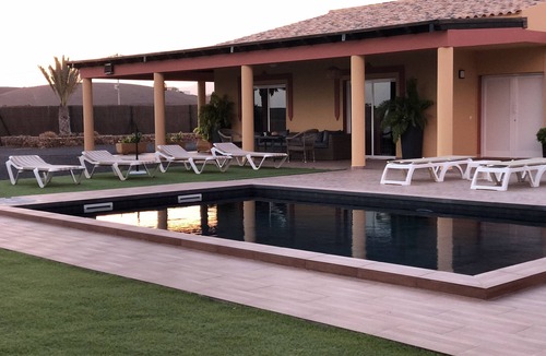 Tuineje Villa | VILLA OLIVA swimming pool with hydro-massage wifi air conditioning and lots of space.