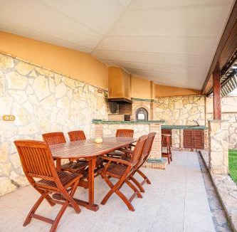 Cullar Vega Villa | Villa Oropéndola para familias, a pocos minutos de Granada, Piscina agua salada, Parking privado, Barbacoa, Chimenea, 14 pax