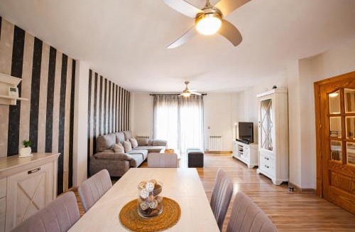 Cullar Vega Villa | Villa Oropéndola para familias, a pocos minutos de Granada, Piscina agua salada, Parking privado, Barbacoa, Chimenea, 14 pax