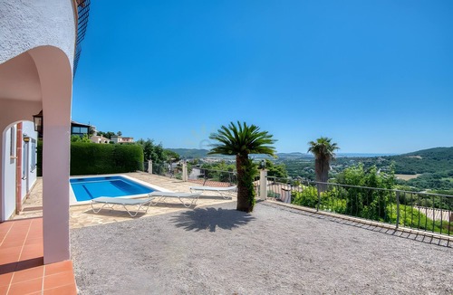 Calonge Ski Chalet | Villa Romantica – An Unmatched Setting Where the Sea Takes Center Stage