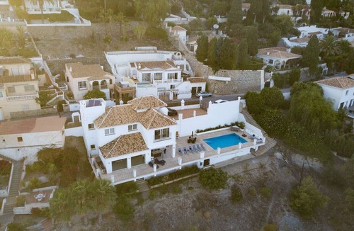 Velilla-Taramay Villa | Villa 'Romantica' with Sea View, Wi-Fi and Air Conditioning