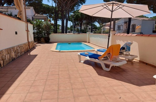 L'Escala Villa | Villa with private swimming pool, free wifi, between sea and forest.