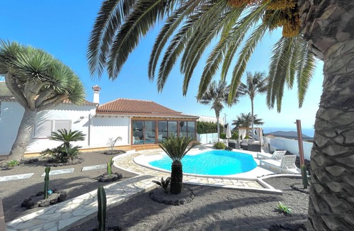 Tajuya Villa | Villa with three bedrooms and two bathrooms with three independent living rooms.