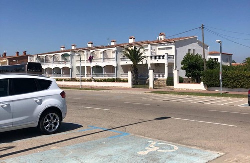 Empuriabrava Apartment | VISTA BAHIA 9 - Apartamento en primera línea de mar a pocos metros del centro de Empuriabrava con aparcamiento.