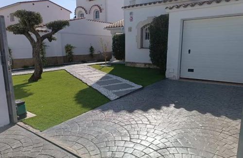 Empuriabrava Villa | Welcoming villa in Empuriabrava with private pool